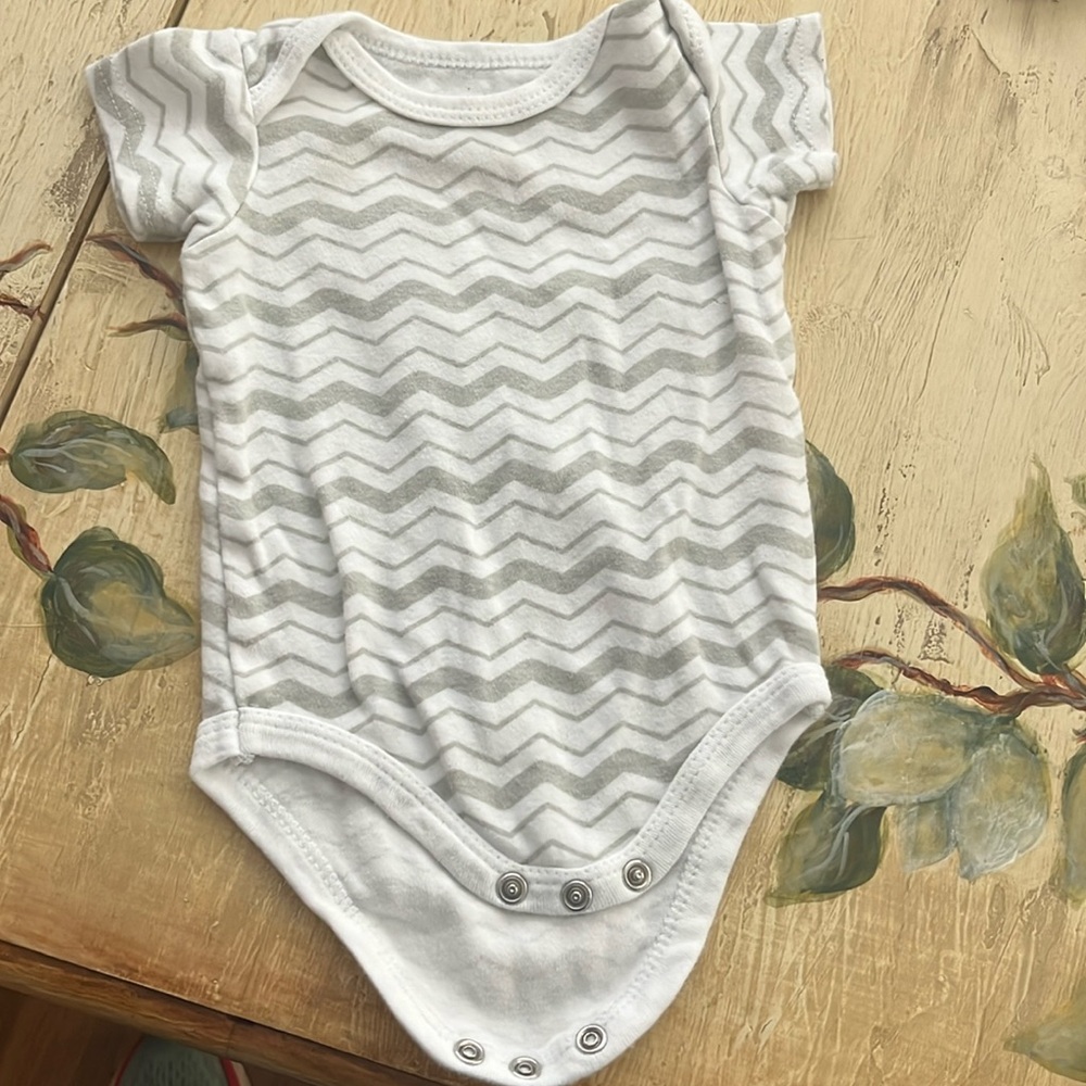 ❤️ 7 for 20 ❤️ Striped onesie grey white short sleeved